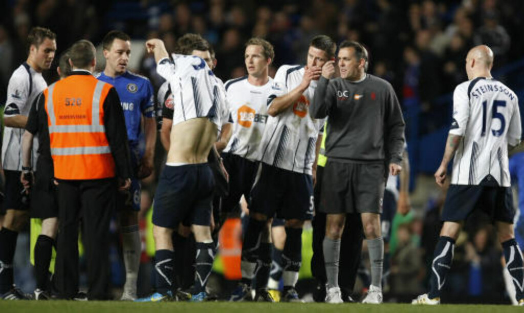 AMPERT: Bolton-sjef Owen Coyle ville ha en prat med dommeren etter kampen. Foto: AP/Alastair Grant AMPERT: Bolton-sjef Owen Coyle ville ha en prat med dommeren etter kampen. Foto: AP/Alastair Grant