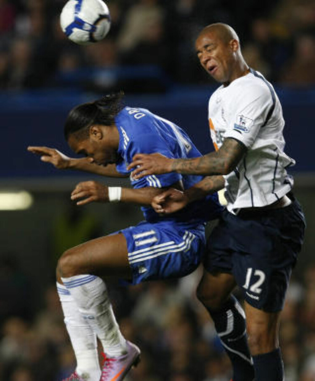 HANDSET? Didier Drogba skal ha tatt med seg ballen med hånda i eget felt, mener Bolton. Foto: AP/Alastair Grant HANDSET? Didier Drogba skal ha tatt med seg ballen med hånda i eget felt, mener Bolton. Foto: AP/Alastair Grant