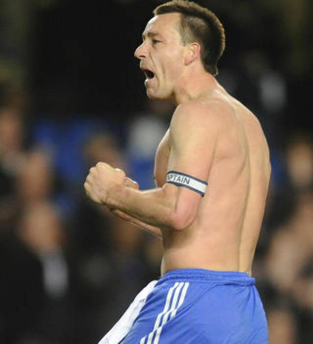 HANDS? John Terry mener ballen traff brystet hans. Foto: REUTERS/Toby Melville HANDS? John Terry mener ballen traff brystet hans. Foto: REUTERS/Toby Melville