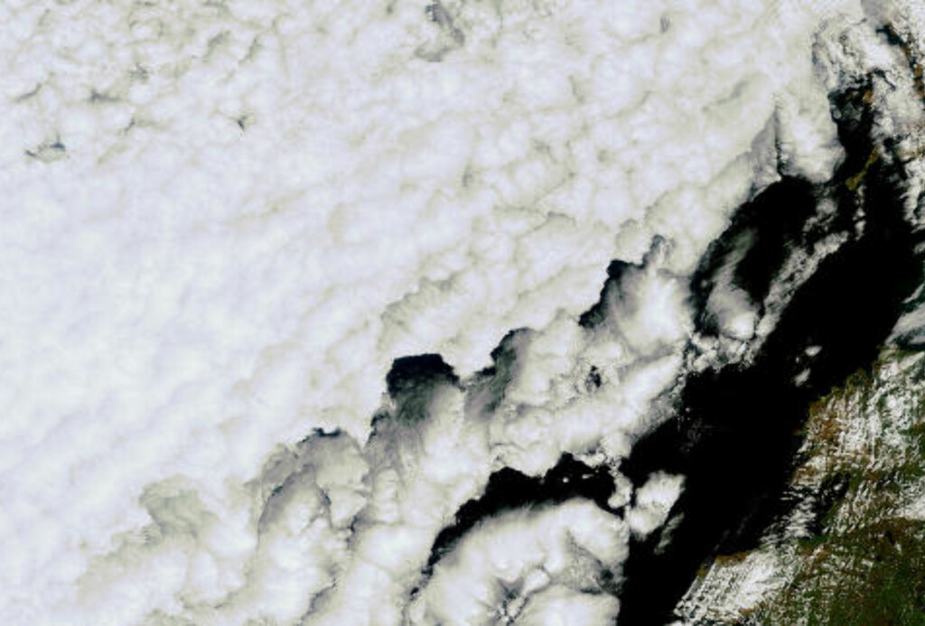 SVÆRT: ESAs miljøsatellitt Envisat tok i dag dette bildet av askeskyen - den grå stripen - over Storbritannia. Se hele bildet på ESAs nettsider. Foto: ESA/ENVISAT SVÆRT: ESAs miljøsatellitt Envisat tok i dag dette bildet av askeskyen - den grå stripen - over Storbritannia. Se hele bildet på ESAs nettsider. Foto: ESA/ENVISAT