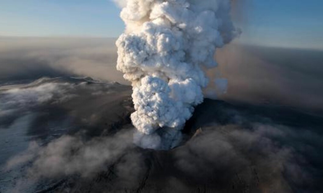 <strong>BULDRET TIL LIV:</strong> Eyjafjallajökull spyr materiale mer enn 10 km opp i atmosfæren. Jetstrømmene kan spre det over enorme geografiske avstander. Foto: AP Photo/Arnar Thorisson/Helicopter.is <strong>BULDRET TIL LIV:</strong> Eyjafjallajökull spyr materiale mer enn 10 km opp i atmosfæren. Jetstrømmene kan spre det over enorme geografiske avstander. Foto: AP Photo/Arnar Thorisson/Helicopter.is
