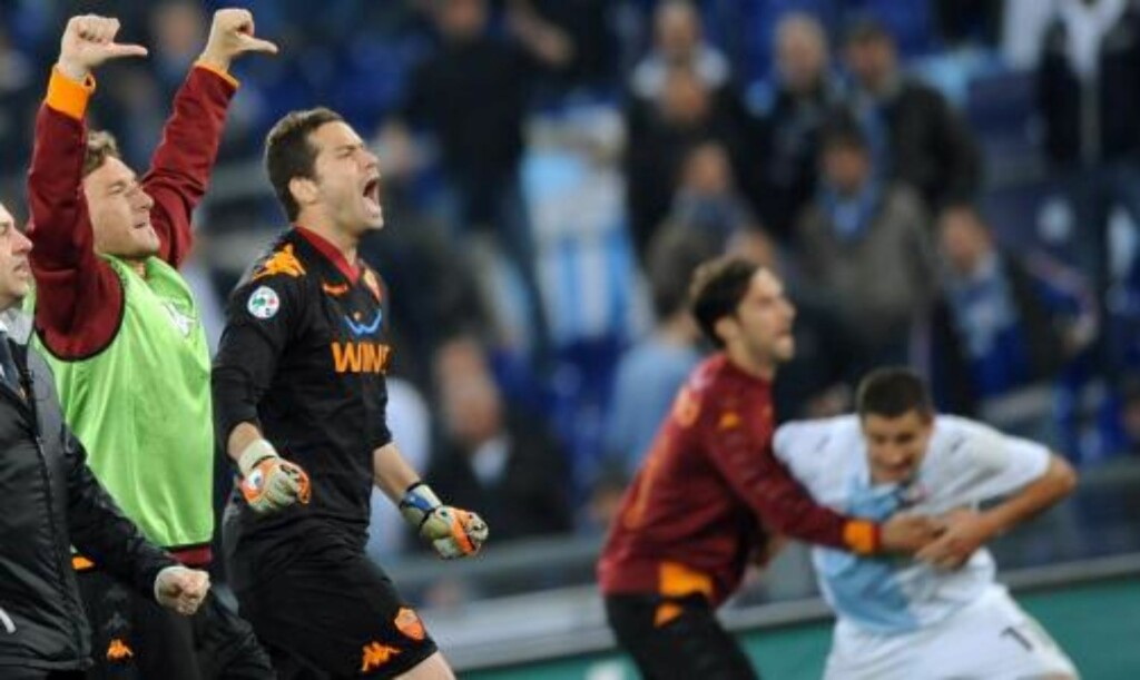 KEISERLIG FEIRING: Roma-kaptein Francesco Totti (t.v.) ble byttet ut ved pause, men det hindret ham ikke i å ta aktivt del i feiringen etter Romas 2-1 seier mot Lazio. Slik de romerske keiserne gjorde det i Colosseum, vendte Totti tomlene ned for erkerivalen. Foto: SCANPIX/EPA/CLAUDIO ONORATI KEISERLIG FEIRING: Roma-kaptein Francesco Totti (t.v.) ble byttet ut ved pause, men det hindret ham ikke i å ta aktivt del i feiringen etter Romas 2-1 seier mot Lazio. Slik de romerske keiserne gjorde det i Colosseum, vendte Totti tomlene ned for erkerivalen. Foto: SCANPIX/EPA/CLAUDIO ONORATI