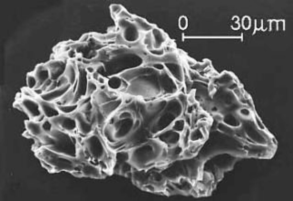 EN HÅNDFULL: Vulkansk aske er et ekstremt fint støv bestående av glasspartikler og mineralkorn. Foto: USGS EN HÅNDFULL: Vulkansk aske er et ekstremt fint støv bestående av glasspartikler og mineralkorn. Foto: USGS