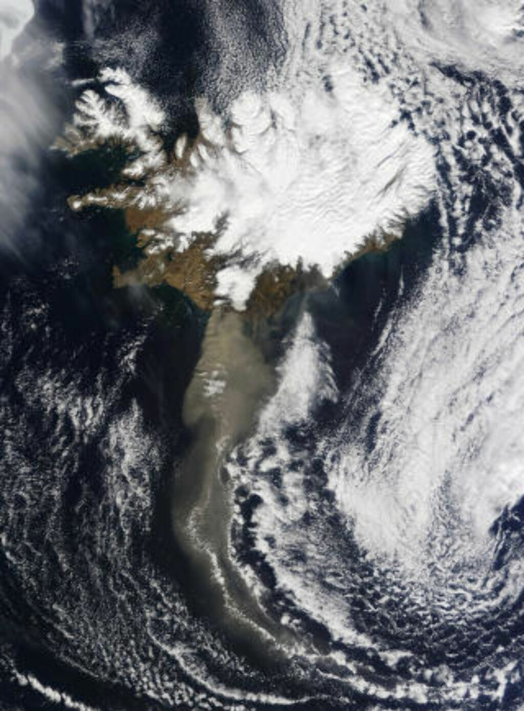 FRA ROMMET: Island og askespredningen sett fra Nasa-satellitten «Terra». Foto: AP/NASA FRA ROMMET: Island og askespredningen sett fra Nasa-satellitten «Terra». Foto: AP/NASA