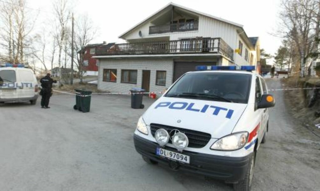 PÅGREPET: 62-åringen ble ført inn i denne politibilen etter pågripelsen. FOTO: HÅKON MOSVOLD LARSEN. PÅGREPET: 62-åringen ble ført inn i denne politibilen etter pågripelsen. FOTO: HÅKON MOSVOLD LARSEN.