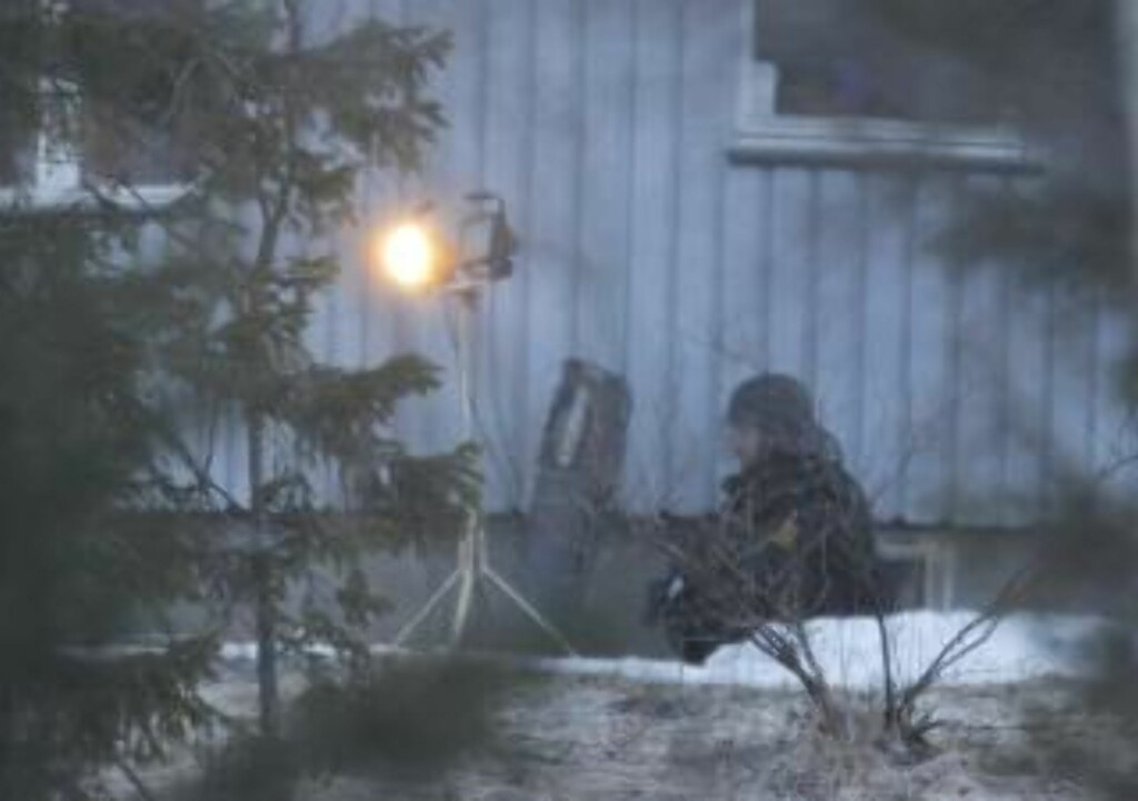 GÅR INN: En av polititjenestemennene på vei inn i huset ved 05.45-tiden. FOTO: HÅKON MOSVOLD LARSEN. GÅR INN: En av polititjenestemennene på vei inn i huset ved 05.45-tiden. FOTO: HÅKON MOSVOLD LARSEN.