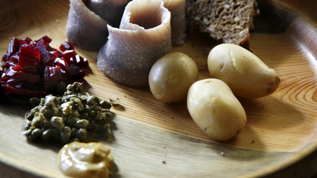IN NATURA: Sild i all enkelhet - med varme poteter, rødbeter, kapers, sennep, revet pepperrot og rugbrød. Får du tak i god spekesild, er det lite du trenger å gjøre. IN NATURA: Sild i all enkelhet - med varme poteter, rødbeter, kapers, sennep, revet pepperrot og rugbrød. Får du tak i god spekesild, er det lite du trenger å gjøre.