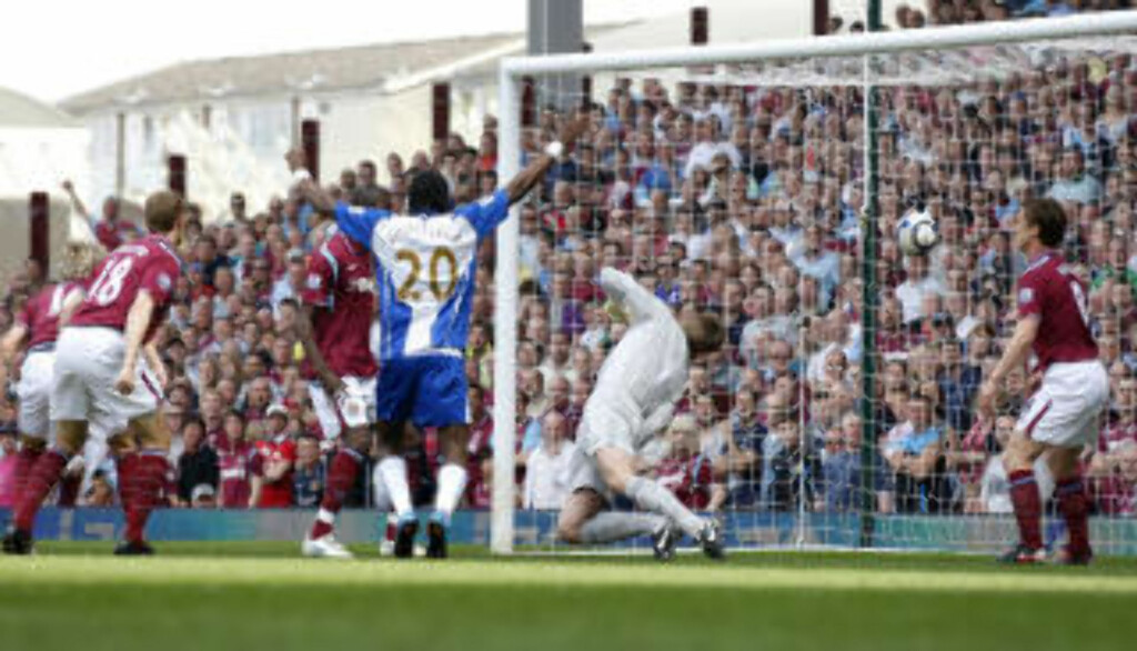 SELVMÅL: Pangstart for Wigan da Jonathan Spector scoret selvmål etter fire minutter. Foto: Sang Tan / AP. SELVMÅL: Pangstart for Wigan da Jonathan Spector scoret selvmål etter fire minutter. Foto: Sang Tan / AP.