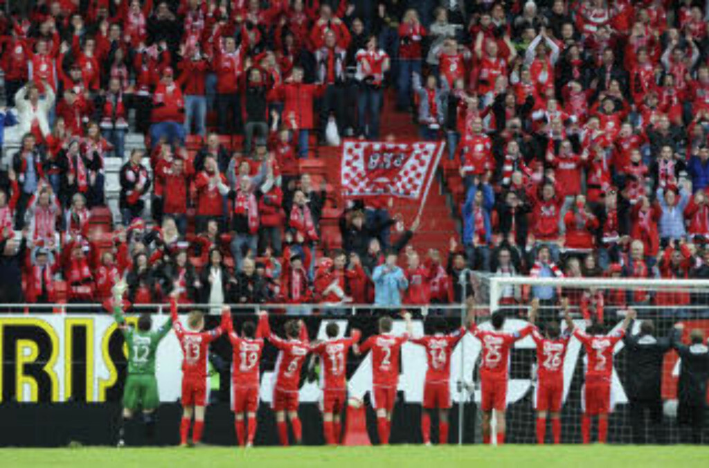 TAKKET FANSEN: Brann-spillerne takket for støtten etter kalasseieren mot Godset. Foto: Marit Hommedal / SCANPIX: TAKKET FANSEN: Brann-spillerne takket for støtten etter kalasseieren mot Godset. Foto: Marit Hommedal / SCANPIX: