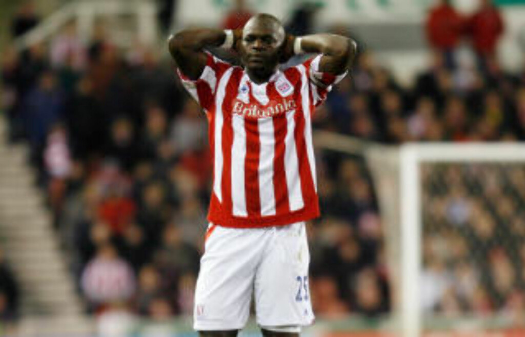 BLE KRITISERT: Abdoulaye Faye ventet på Whelan i gardeorben da kampen var over. Foto: AP/Simon Dawson BLE KRITISERT: Abdoulaye Faye ventet på Whelan i gardeorben da kampen var over. Foto: AP/Simon Dawson