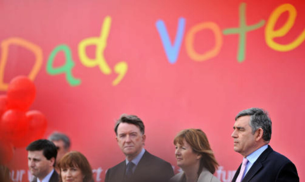 PÅ SIDELINJA: De var der for å lansere en ny plakat-kampanje, men måtte finne seg i å havne i skyggen av bilkrasjen. Foto: AFP PHOTO/Leon Neal/SCANPIX PÅ SIDELINJA: De var der for å lansere en ny plakat-kampanje, men måtte finne seg i å havne i skyggen av bilkrasjen. Foto: AFP PHOTO/Leon Neal/SCANPIX