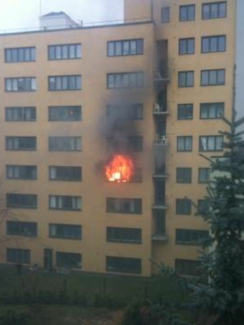 STORBRANN: Storbrannen i Bygdøy Alle 35 startet i denne leilighetn i 4. etasje like før klokka 07. MMS-FOTO: MADS GUDIM BURHEIM. STORBRANN: Storbrannen i Bygdøy Alle 35 startet i denne leilighetn i 4. etasje like før klokka 07. MMS-FOTO: MADS GUDIM BURHEIM.
