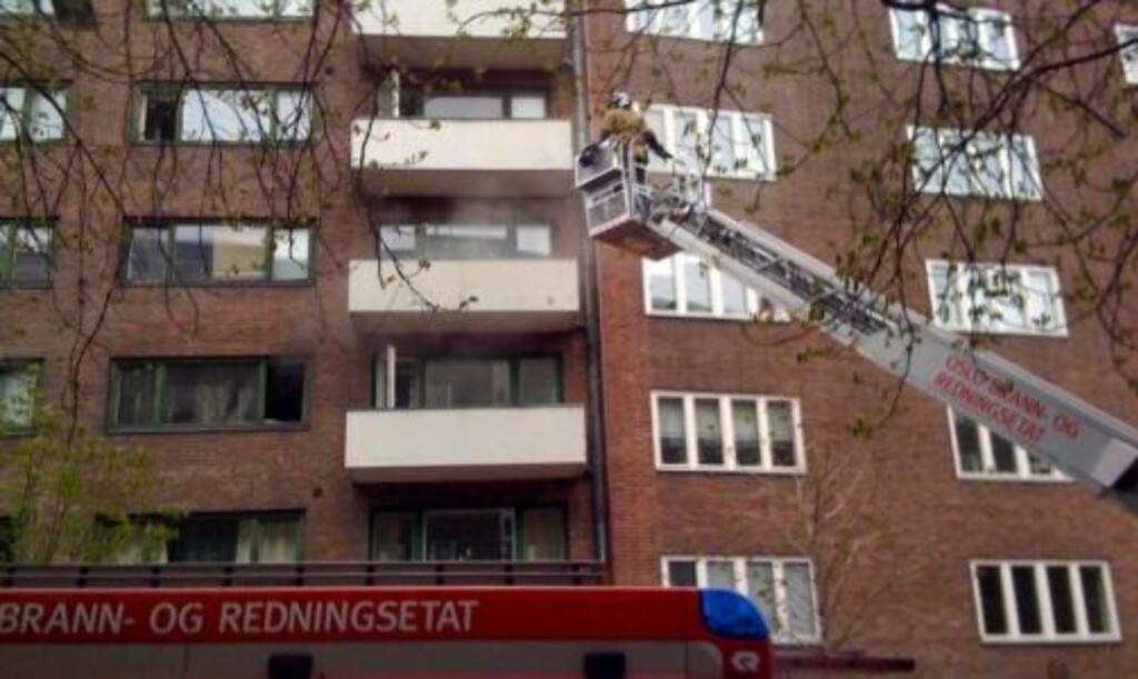 HENTET NED: Om lag 20 beboere og minst to hunder er hentet ned med stigebil fra brannen i Bygdøy Alle 35. MMS-FOTO: ARNHILD AAS KRISTIANSEN. HENTET NED: Om lag 20 beboere og minst to hunder er hentet ned med stigebil fra brannen i Bygdøy Alle 35. MMS-FOTO: ARNHILD AAS KRISTIANSEN.