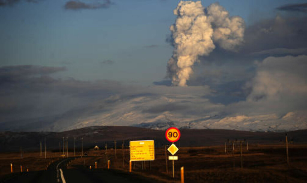 SPYR UT: Utbruddet fra vulkanen under breen Eyjafjallajökull på Island tar ikke slutt med det første. Intensiviteten har økt de siste dagene. Foto: AFP PHOTO/Emmanuel Dunand/SCANPIX SPYR UT: Utbruddet fra vulkanen under breen Eyjafjallajökull på Island tar ikke slutt med det første. Intensiviteten har økt de siste dagene. Foto: AFP PHOTO/Emmanuel Dunand/SCANPIX