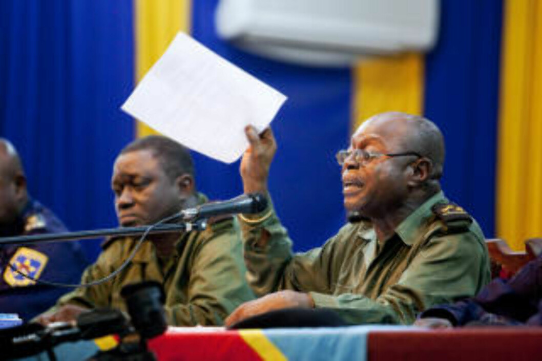<strong>BEDT OM Å REISE:</strong> President for militærdomstolen i Kisangani, Pascal Moliba, her med rapporten fra Tjostolv Molands lege. Foto: Tore Meek / Scanpix <strong>BEDT OM Å REISE:</strong> President for militærdomstolen i Kisangani, Pascal Moliba, her med rapporten fra Tjostolv Molands lege. Foto: Tore Meek / Scanpix