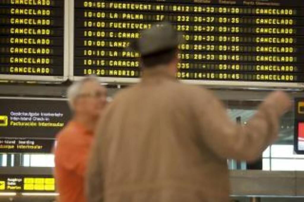 CANCELADO: Avganger fra Tenerife instilles på grunn av islandsk aske. Foto: EPA/Ramón de la Rocha/SCANPIX CANCELADO: Avganger fra Tenerife instilles på grunn av islandsk aske. Foto: EPA/Ramón de la Rocha/SCANPIX