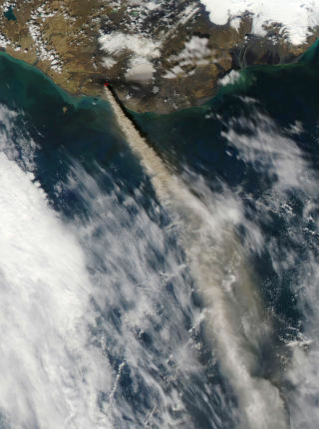 SPYR UT: NASAs Aqua-satellitt tok dette bildet av askeutslippet i går. Foto: AFP/NASA/SCANPIX SPYR UT: NASAs Aqua-satellitt tok dette bildet av askeutslippet i går. Foto: AFP/NASA/SCANPIX