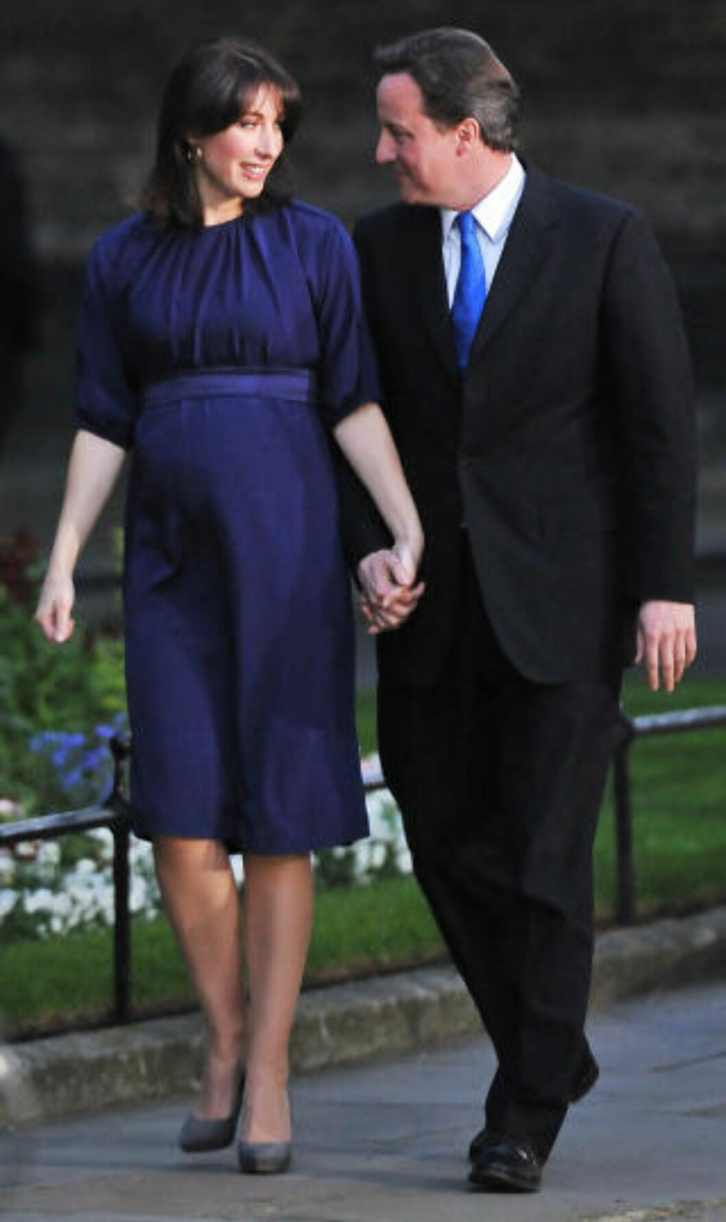 FLYTTER INN I NR. 10 De konservatives leder David Cameron og kona Samantha flytter inn i Downing Street 10 om kort tid. Foto: AFP PHOTO/Carl de Souza FLYTTER INN I NR. 10 De konservatives leder David Cameron og kona Samantha flytter inn i Downing Street 10 om kort tid. Foto: AFP PHOTO/Carl de Souza