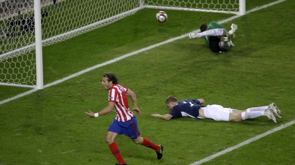 HER FALLER AVGJØRELSEN: Diego Forlan treffer ikke skikkelig med flikken sin, men ballen går via Brede Hangeland og forbi Mark Schwarzer. Da var det igjen fem minutter av andre ekstraomgang. Foto: (AP Photo/Michael Sohn)
