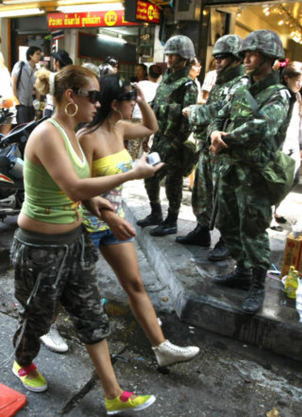 <strong>KONTRASTER:</strong> De aller fleste turistene har forlatt Bangkok. Nå preges gatene av blodige sammenstøt. Foto: REUTERS/Eric Gaillard/Scanpix <strong>KONTRASTER:</strong> De aller fleste turistene har forlatt Bangkok. Nå preges gatene av blodige sammenstøt. Foto: REUTERS/Eric Gaillard/Scanpix