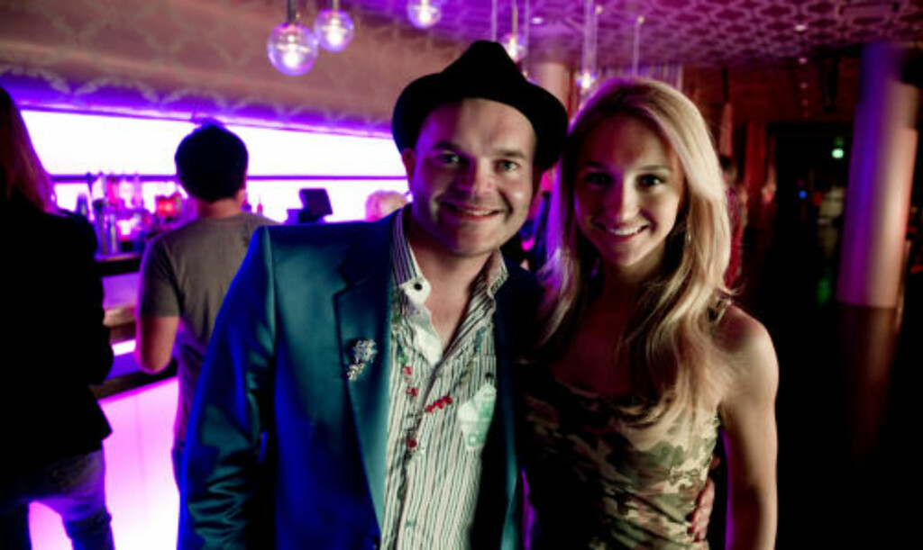 NORSKE KJENDISER: Pia Haraldsen og Simen Stålnacke sørget for litt norsk glamour i VIP-loungen. Foto: ØISTEIN NORUM MONSEN. NORSKE KJENDISER: Pia Haraldsen og Simen Stålnacke sørget for litt norsk glamour i VIP-loungen. Foto: ØISTEIN NORUM MONSEN.