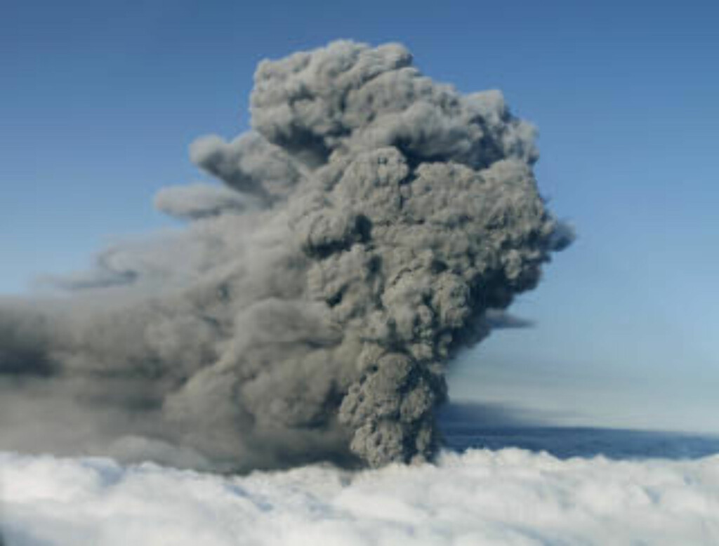 SPYR FORTSATT ASKE: Dette bildet ble tatt over vulkanen Eyjafjallajokull på Island den 17. mai. Fortsatt spyr vulkanen ut aske. FOTO: REUTERS/Ingolfur Juliusson SPYR FORTSATT ASKE: Dette bildet ble tatt over vulkanen Eyjafjallajokull på Island den 17. mai. Fortsatt spyr vulkanen ut aske. FOTO: REUTERS/Ingolfur Juliusson