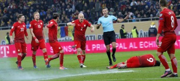 Lagkameratene stormer til etter at smellet sendte Lewandowski i bakken Lagkameratene stormer til etter at smellet sendte Lewandowski i bakken