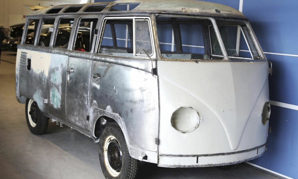 SKALL - SKALL IKKE: Det var ikke mye igjen av den sjeldne VW-bussen da den avdøde svømmestjerna Alexander Dale Oen importerte den til Norge. Kompisene som lovet å hjelpe han med å sette den i stand i full gang med å bygge den opp igjen. Foto: Paal Kvamme og privat SKALL - SKALL IKKE: Det var ikke mye igjen av den sjeldne VW-bussen da den avdøde svømmestjerna Alexander Dale Oen importerte den til Norge. Kompisene som lovet å hjelpe han med å sette den i stand i full gang med å bygge den opp igjen. Foto: Paal Kvamme og privat