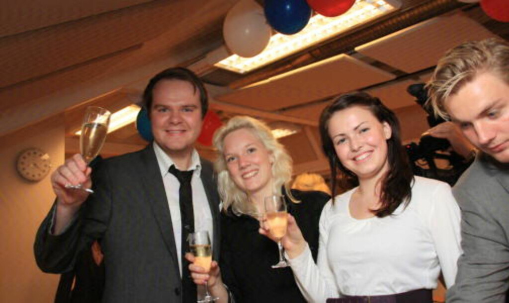 FEIRET: FpU-leder Ove Vanebo, Aina Stenersen, formann i Oslo FpU, Karine Lien Skaret leder i Hedmark FpU og Christer Kjølstad, styremedlem i Oslo Fpu feiret for mandatseier tirsdag, i dag fikk de også seieren i antall stemmer. FOTO: FPU FEIRET: FpU-leder Ove Vanebo, Aina Stenersen, formann i Oslo FpU, Karine Lien Skaret leder i Hedmark FpU og Christer Kjølstad, styremedlem i Oslo Fpu feiret for mandatseier tirsdag, i dag fikk de også seieren i antall stemmer. FOTO: FPU