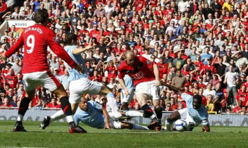 <strong>ETTER TO MINUTTER:</strong> Wayne Rooney straffet et sovende City-forsvar og sendte United foran før to minutter var spilt.Foto: SCANPIX/REUTERS/Phil Noble <strong>ETTER TO MINUTTER:</strong> Wayne Rooney straffet et sovende City-forsvar og sendte United foran før to minutter var spilt.Foto: SCANPIX/REUTERS/Phil Noble