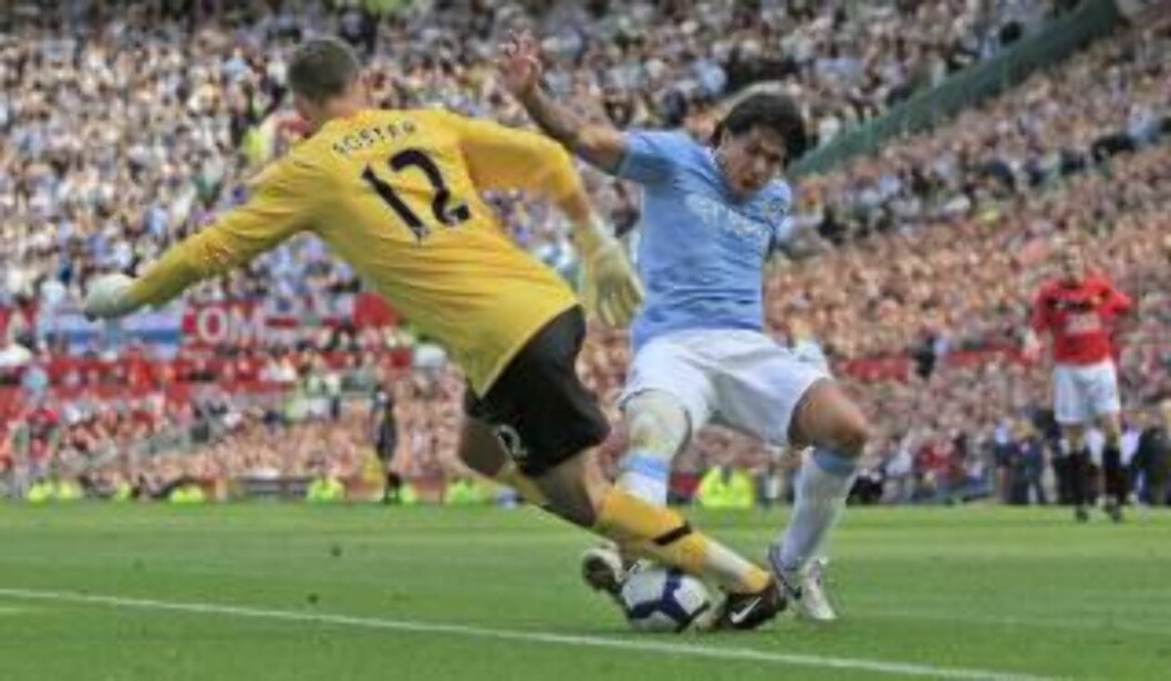<strong>TABBE:</strong> Carlos Tevez stjal ballen fra en klønete Ben Foster, og City utliknet den tidlige United-ledelsen.Foto: SCANPIX/EPA/Magi Haroun <strong>TABBE:</strong> Carlos Tevez stjal ballen fra en klønete Ben Foster, og City utliknet den tidlige United-ledelsen.Foto: SCANPIX/EPA/Magi Haroun