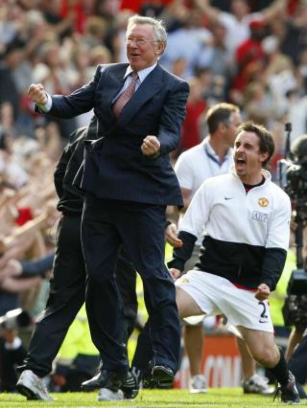 GLAD? Alex Ferguson jubler for vinnermålet. Gary Neville er også sånn passe fornøyd.Foto: SCANPIX/REUTERS/Phil Noble GLAD? Alex Ferguson jubler for vinnermålet. Gary Neville er også sånn passe fornøyd.Foto: SCANPIX/REUTERS/Phil Noble