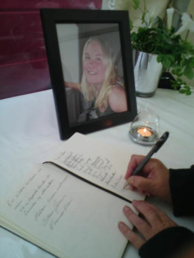 PROTOCOLE COMMÉMORATIF: Au cours du mémorial, la personne en deuil a signé un protocole pour Elise Bø Kvernsmyr (10). Photo: EIVIND SKJERVUM / DAGBLADET PROTOCOLE COMMÉMORATIF: Au cours du mémorial, la personne en deuil a signé un protocole pour Elise Bø Kvernsmyr (10). Photo: EIVIND SKJERVUM / DAGBLADET