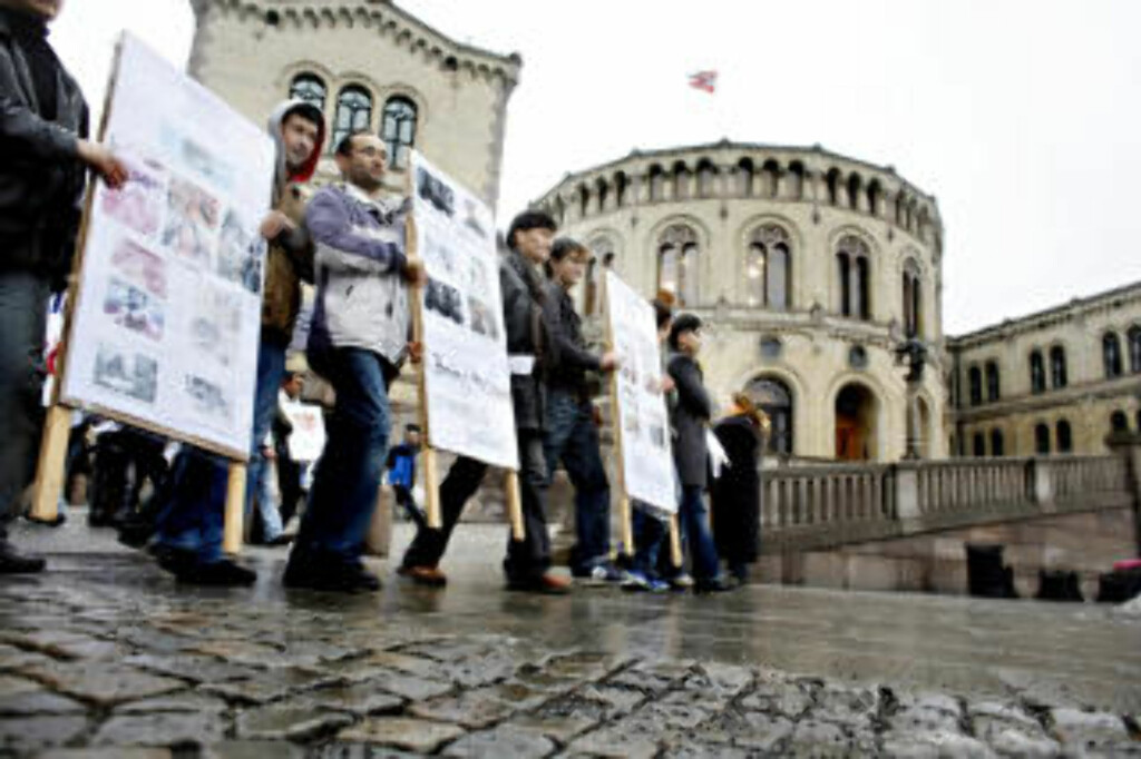 MOT KRIG: - Partiets har brutt med sin tradisjon, og sviktet målet om å få Norge til å bli en fredsnasjon. I stedet har de vært med på å administrere en krig i Afghanistan, sier Reza Rezaee. Foto: FRANK KARLSEN MOT KRIG: - Partiets har brutt med sin tradisjon, og sviktet målet om å få Norge til å bli en fredsnasjon. I stedet har de vært med på å administrere en krig i Afghanistan, sier Reza Rezaee. Foto: FRANK KARLSEN