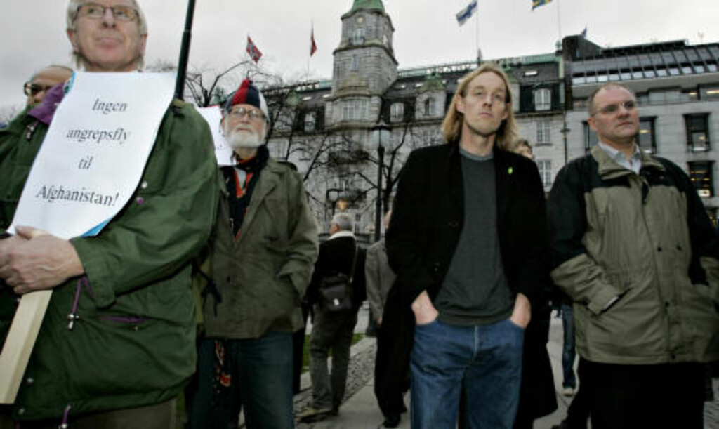 DEN GANG DA: I 2005 demonstrerte flere sentrale SV-politikere foran Stortinget mot at regjeringen sender tre norske jagerfly til Afghanistan. Flere av SVs stortingsrepresentantet deltok. T.h. for plakat: Ole Kopreitan, Hallgeir Langeland (SV) og Olav Gunnar Ballo (ditto). Foto: HANS ARNE VEDLOG DEN GANG DA: I 2005 demonstrerte flere sentrale SV-politikere foran Stortinget mot at regjeringen sender tre norske jagerfly til Afghanistan. Flere av SVs stortingsrepresentantet deltok. T.h. for plakat: Ole Kopreitan, Hallgeir Langeland (SV) og Olav Gunnar Ballo (ditto). Foto: HANS ARNE VEDLOG