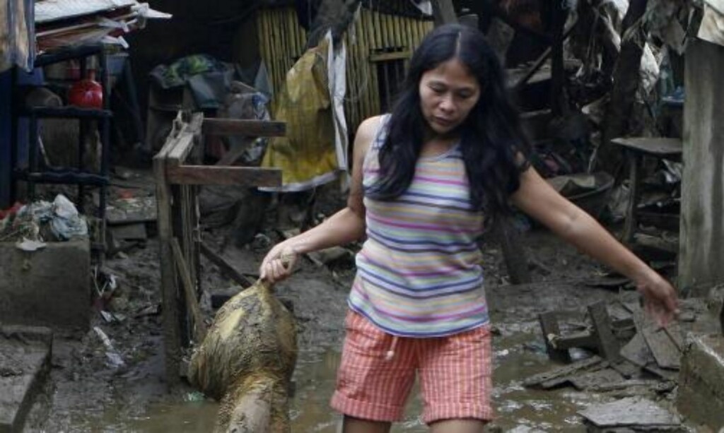 KRAFTIG NEDBØR: Normalt sett faller det omlag 391 milimeter regn i september i Manila. Mellom klokken åtte og klokken to lokal tid lørdag derimot, opplevde hovedstaden 341 mm nedbør på kun seks timer. Foto: REUTERS/Erik de Castro KRAFTIG NEDBØR: Normalt sett faller det omlag 391 milimeter regn i september i Manila. Mellom klokken åtte og klokken to lokal tid lørdag derimot, opplevde hovedstaden 341 mm nedbør på kun seks timer. Foto: REUTERS/Erik de Castro
