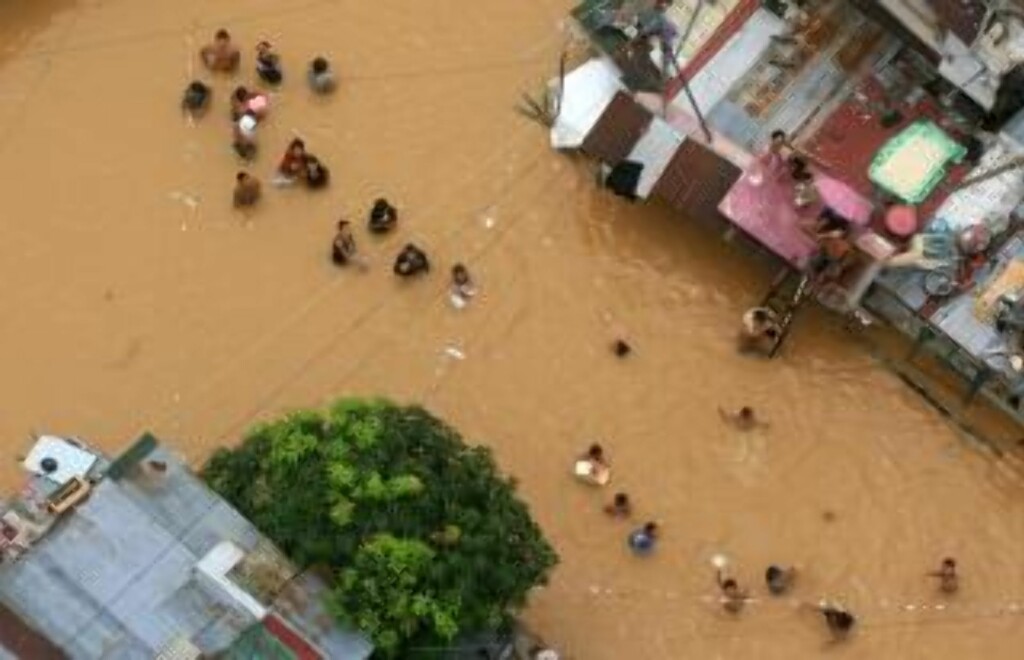 BY UNDER VANN: Ifølge offisielle myndigheter var 80 prosent av Manila underlagt vann. Dette er den kraftigste flommen på nesten 40 år, melder CNN. Foto: AFP PHOTO/NOEL CELIS BY UNDER VANN: Ifølge offisielle myndigheter var 80 prosent av Manila underlagt vann. Dette er den kraftigste flommen på nesten 40 år, melder CNN. Foto: AFP PHOTO/NOEL CELIS