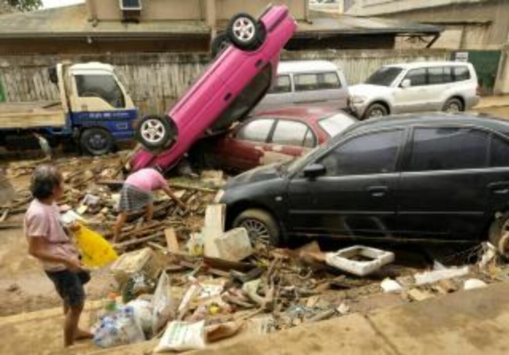 BER OM HJELP: Få var forbered på tyfonen og den kraftige flommen som rammet Manila i helgen. Nå ber myndighetene om internasjonal humanitær hjelp. Foto: AFP PHOTO/JAY DIRECTO BER OM HJELP: Få var forbered på tyfonen og den kraftige flommen som rammet Manila i helgen. Nå ber myndighetene om internasjonal humanitær hjelp. Foto: AFP PHOTO/JAY DIRECTO