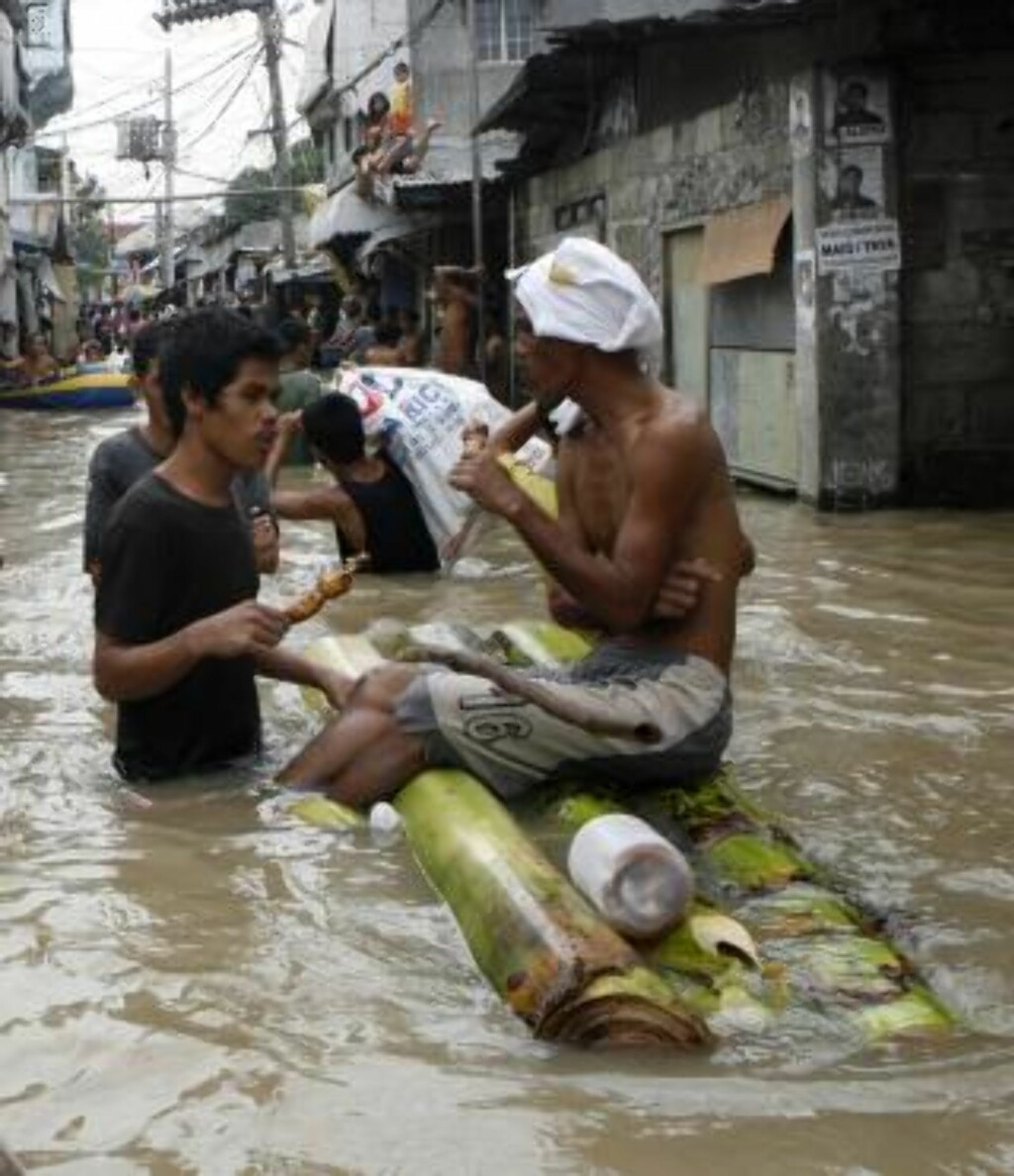 VANN OVERALT: To menn prøver å få i seg litt mat mens flomvannet står høyt i gatene i Binan Laguna, sør for Manila. Foto: REUTERS/Erik de Castro VANN OVERALT: To menn prøver å få i seg litt mat mens flomvannet står høyt i gatene i Binan Laguna, sør for Manila. Foto: REUTERS/Erik de Castro