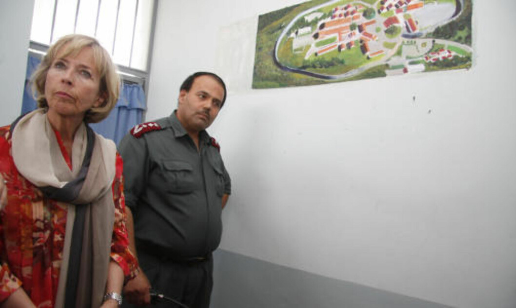<strong>FRA BERGEN:</strong> Fengselsdirektør oberst Sardar viser frem en tegning av Bergen fengsel som henger på besøksrommet i kvinnefengselet. Han har vært på kurs i Strøm-Erichsens hjemkommune for å bli bedre til å drive fengsel. <strong>FRA BERGEN:</strong> Fengselsdirektør oberst Sardar viser frem en tegning av Bergen fengsel som henger på besøksrommet i kvinnefengselet. Han har vært på kurs i Strøm-Erichsens hjemkommune for å bli bedre til å drive fengsel.