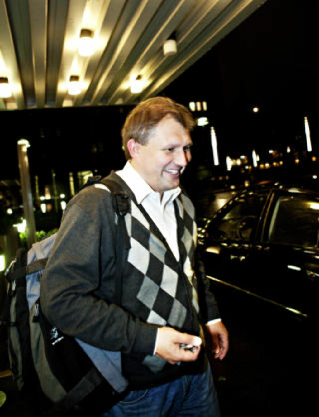 SP-SMIL: Olje- og energiminister Terje Riis-Johansen var blid da han forlot Regjeringskvartalet i natt etter enigheten om nye Soria Moria. Foto: NINA HANSEN. SP-SMIL: Olje- og energiminister Terje Riis-Johansen var blid da han forlot Regjeringskvartalet i natt etter enigheten om nye Soria Moria. Foto: NINA HANSEN.