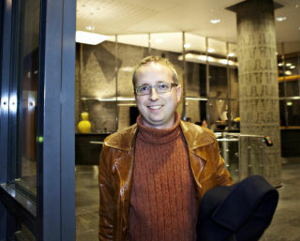 SV-SMIL: Undervisningsminister Bård Vegard Solhjell var også i godt humør da han dro hjem i natt med en ny regjeringsplattform klar. Foto: NINA HANSEN. SV-SMIL: Undervisningsminister Bård Vegard Solhjell var også i godt humør da han dro hjem i natt med en ny regjeringsplattform klar. Foto: NINA HANSEN.