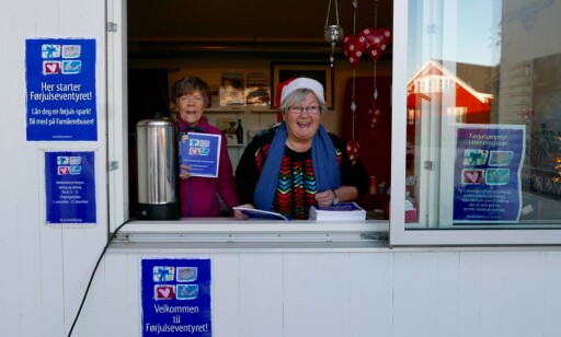 STRIKKEDAMENE: Strikkeklubben i Henningsvær er Førjulseventyrets velkomst-komité. Her får alle nyankomne besøkende gratis gløgg, låne sparkstøtting og utdelt rebus-ark. STRIKKEDAMENE: Strikkeklubben i Henningsvær er Førjulseventyrets velkomst-komité. Her får alle nyankomne besøkende gratis gløgg, låne sparkstøtting og utdelt rebus-ark.