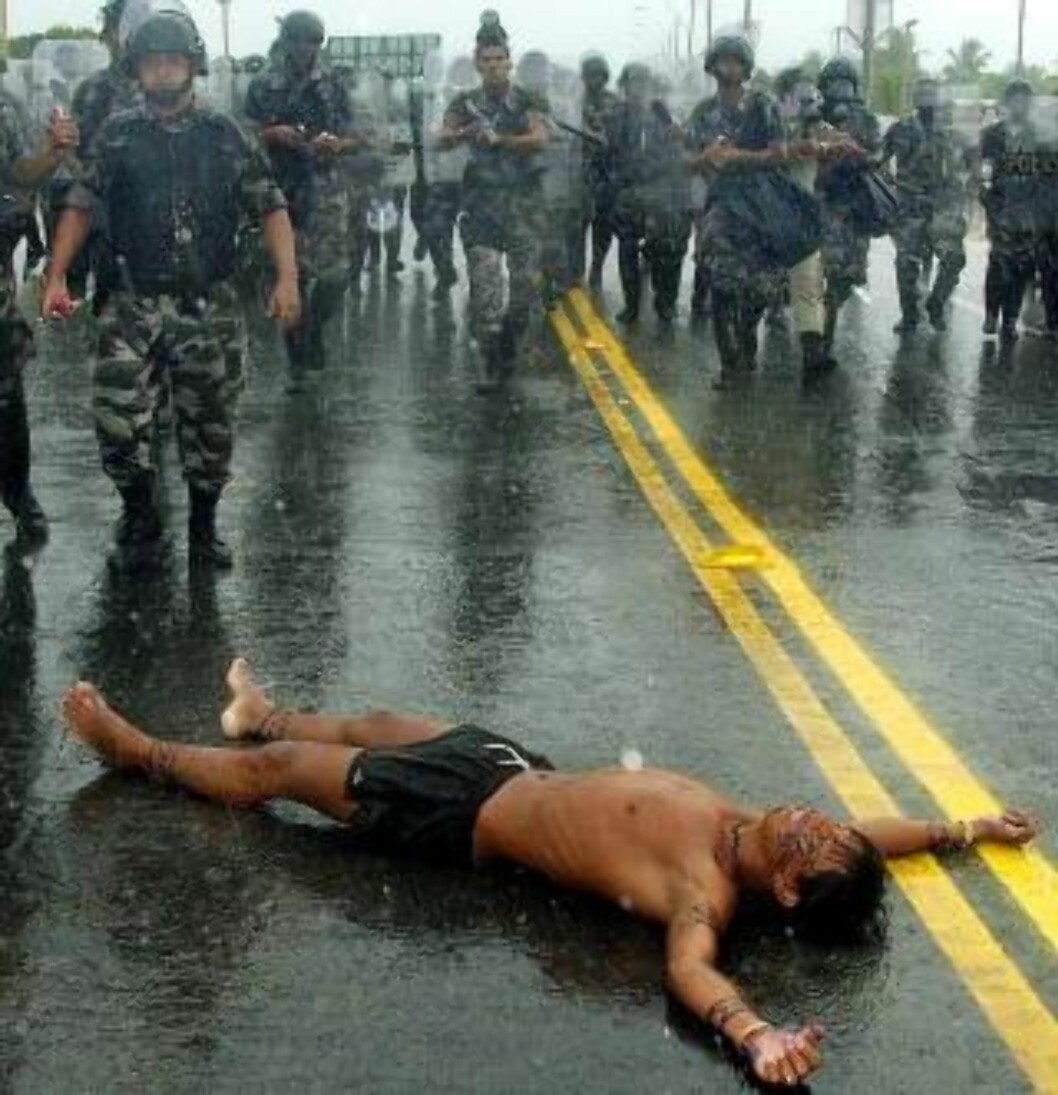 <strong>DEMONSTRERER:</strong> Urbefolkningen i Amazonas har måttet kjempe mot utbygging og utnyttelse. Nå rammes også flere områder av svineinfluensa. Her prøver en brasiliansk demonstrant å markere motstand mot urbefolkningens vanskelige kår. FOTO: SCANPIX <strong>DEMONSTRERER:</strong> Urbefolkningen i Amazonas har måttet kjempe mot utbygging og utnyttelse. Nå rammes også flere områder av svineinfluensa. Her prøver en brasiliansk demonstrant å markere motstand mot urbefolkningens vanskelige kår. FOTO: SCANPIX
