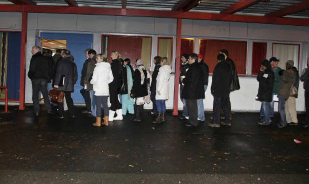 <strong>KØ:</strong> Det var lang kø i forkant av møtet. 170 personer møtte opp i samlingssalen på Haugen skole på Furuset i kveld. Foto: Jacques Hvistendahl/Dagbladet <strong>KØ:</strong> Det var lang kø i forkant av møtet. 170 personer møtte opp i samlingssalen på Haugen skole på Furuset i kveld. Foto: Jacques Hvistendahl/Dagbladet