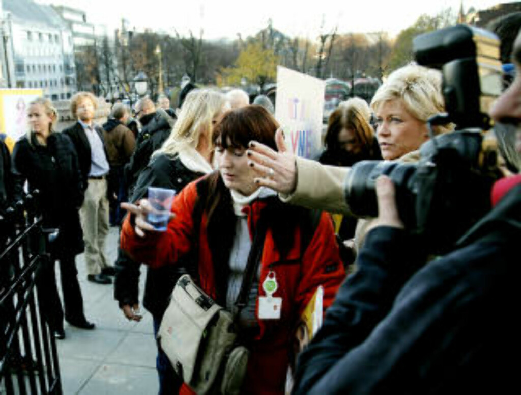 INN PÅ TINGET: Ifjor inviterte Frp-leder Siv Jensen de narkomane på boller og kaffe inne på Stortinget. Foto: Jacques Hvistendahl INN PÅ TINGET: Ifjor inviterte Frp-leder Siv Jensen de narkomane på boller og kaffe inne på Stortinget. Foto: Jacques Hvistendahl