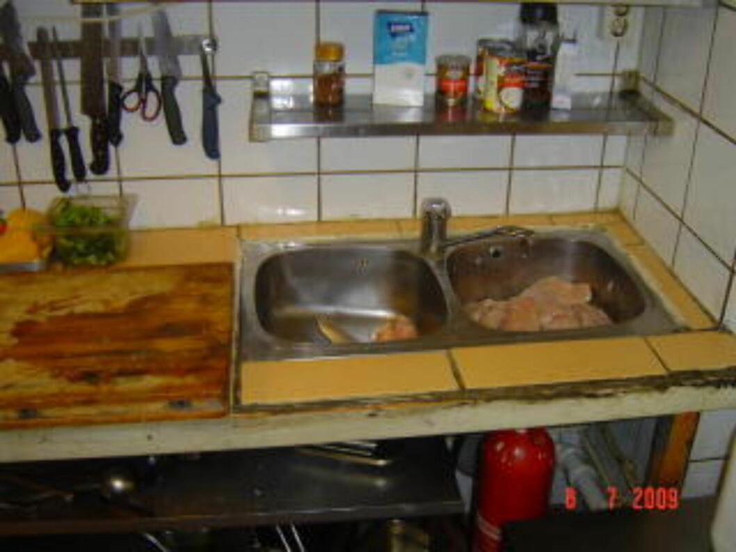 <strong>KYLLING I VASKEN:</strong> Kyllingfileter ligger uinnpakket i vasken på dette serveringsstedet på Grønland i Oslo. Foto: Mattilsynet <strong>KYLLING I VASKEN:</strong> Kyllingfileter ligger uinnpakket i vasken på dette serveringsstedet på Grønland i Oslo. Foto: Mattilsynet