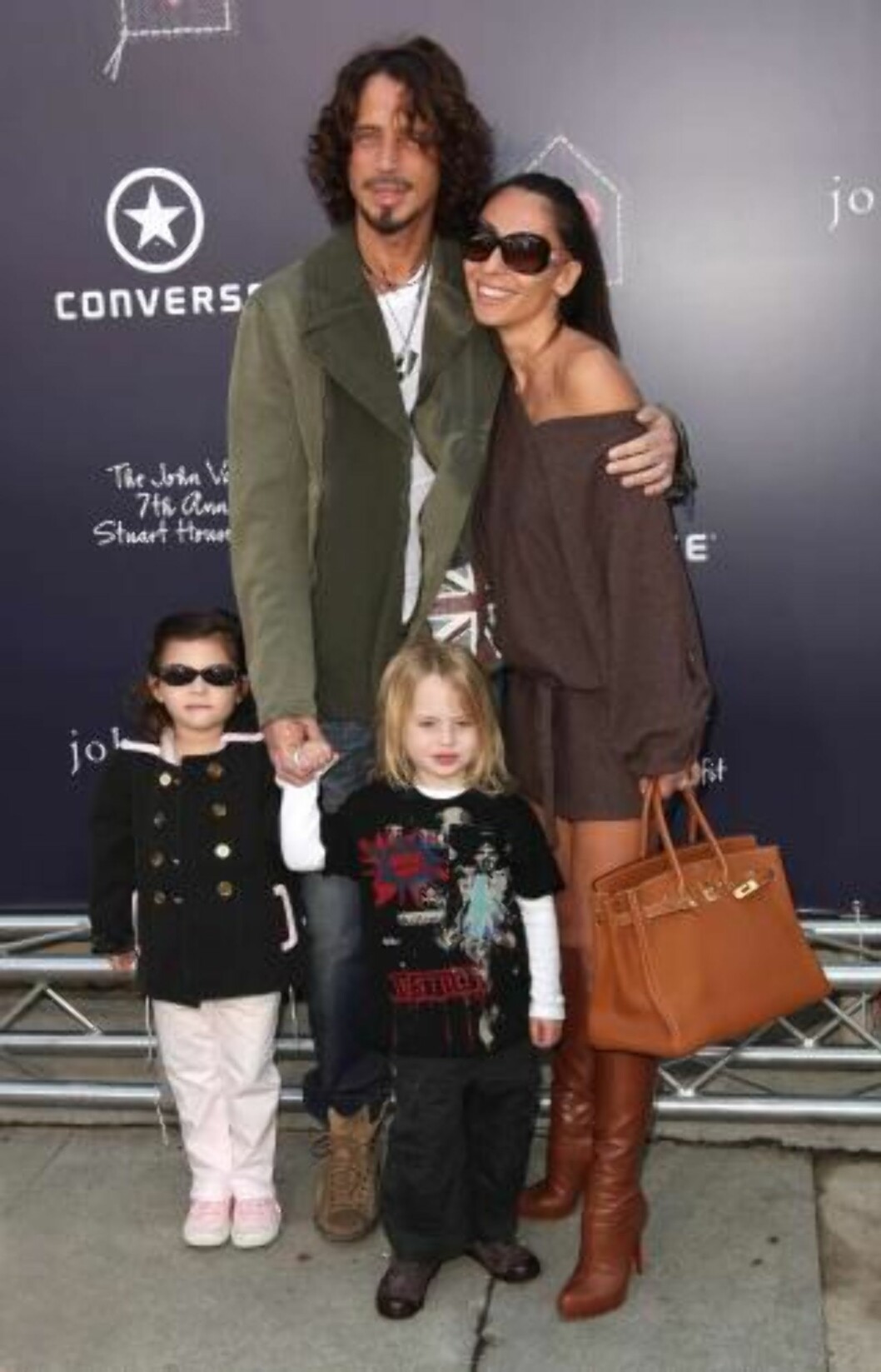 FAMILIEMANN: Chris Cornell har en sønn og en datter med kona Vicky Karayiannis. Han har også et barn med sin tidligere kone. Foto: STELLA PICTURES FAMILIEMANN: Chris Cornell har en sønn og en datter med kona Vicky Karayiannis. Han har også et barn med sin tidligere kone. Foto: STELLA PICTURES