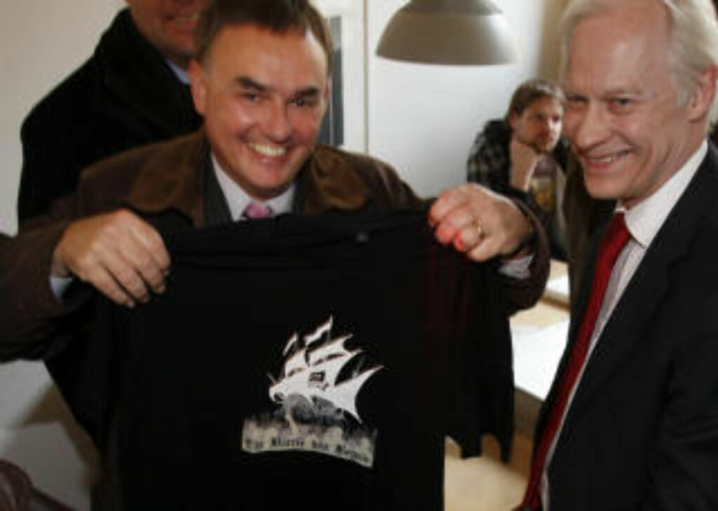 TAPTE: Forsvarerne under Pirate Bay-rettssaken holder fram en T-skjorte hvor det står 'The Battle has Begun'. Foto: REUTERS/Bob Strong TAPTE: Forsvarerne under Pirate Bay-rettssaken holder fram en T-skjorte hvor det står 'The Battle has Begun'. Foto: REUTERS/Bob Strong