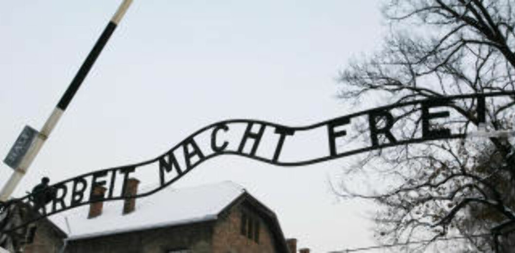<strong>KOPI:</strong> Denne kopien ble hengt opp umiddelbart etter at det ble klart at originalskiltet var stjålet. Skiltet henger over inngangsporten til Auschwitz, der det antas at over én million jøder mistet livet. Foto: REUTERS/Irek Dorozanski <strong>KOPI:</strong> Denne kopien ble hengt opp umiddelbart etter at det ble klart at originalskiltet var stjålet. Skiltet henger over inngangsporten til Auschwitz, der det antas at over én million jøder mistet livet. Foto: REUTERS/Irek Dorozanski